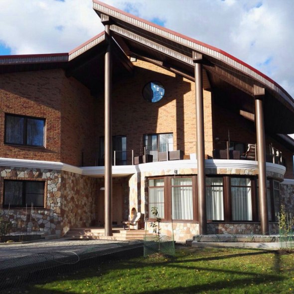 Уютный загородный дом. Боковой фасад