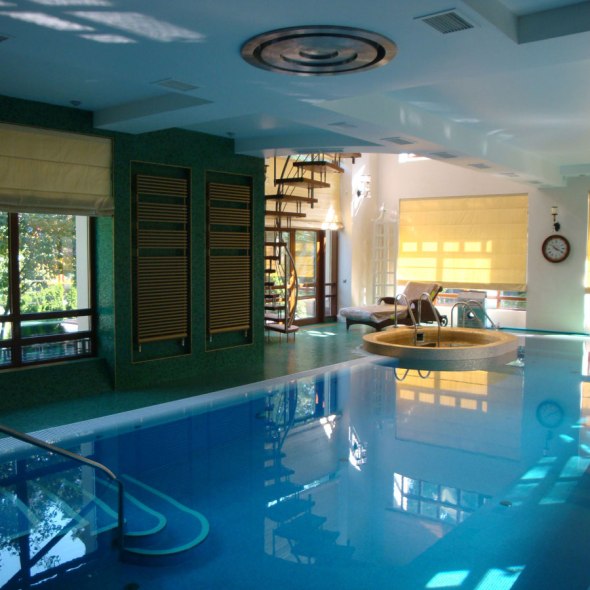 Бассейн со СПА зоной. Общий вид