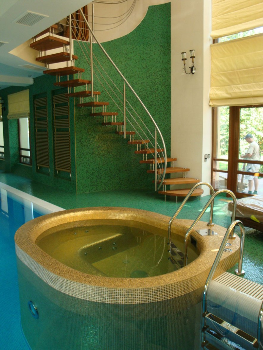 СПА зона в бассейне загородного дома
