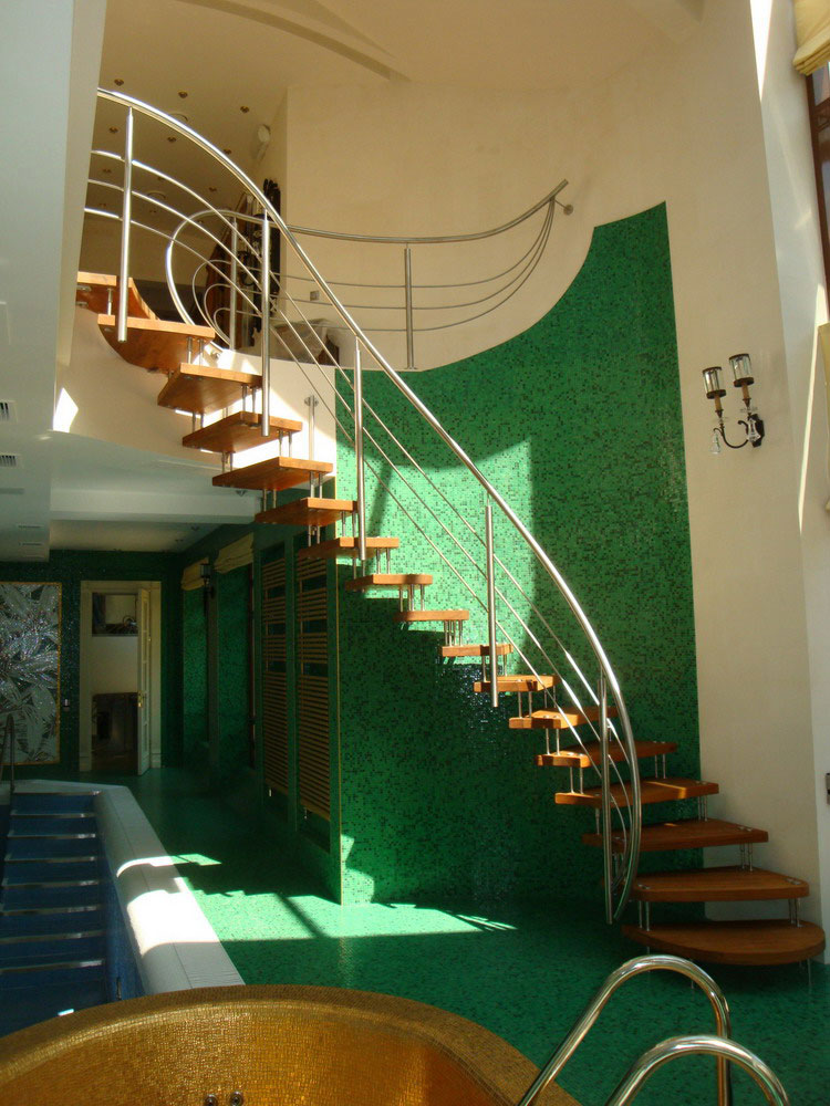 Лестница на галерею второго этажа в бассейне