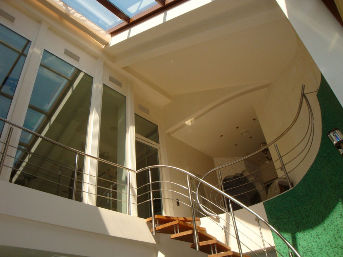 Застекленная галерея второго этажа в бассейне