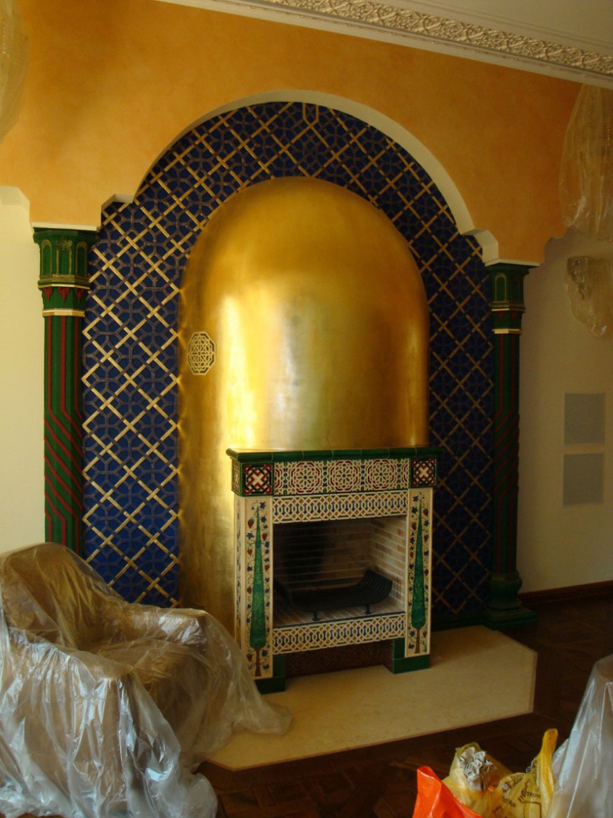 Камин с порталом в арабском стиле