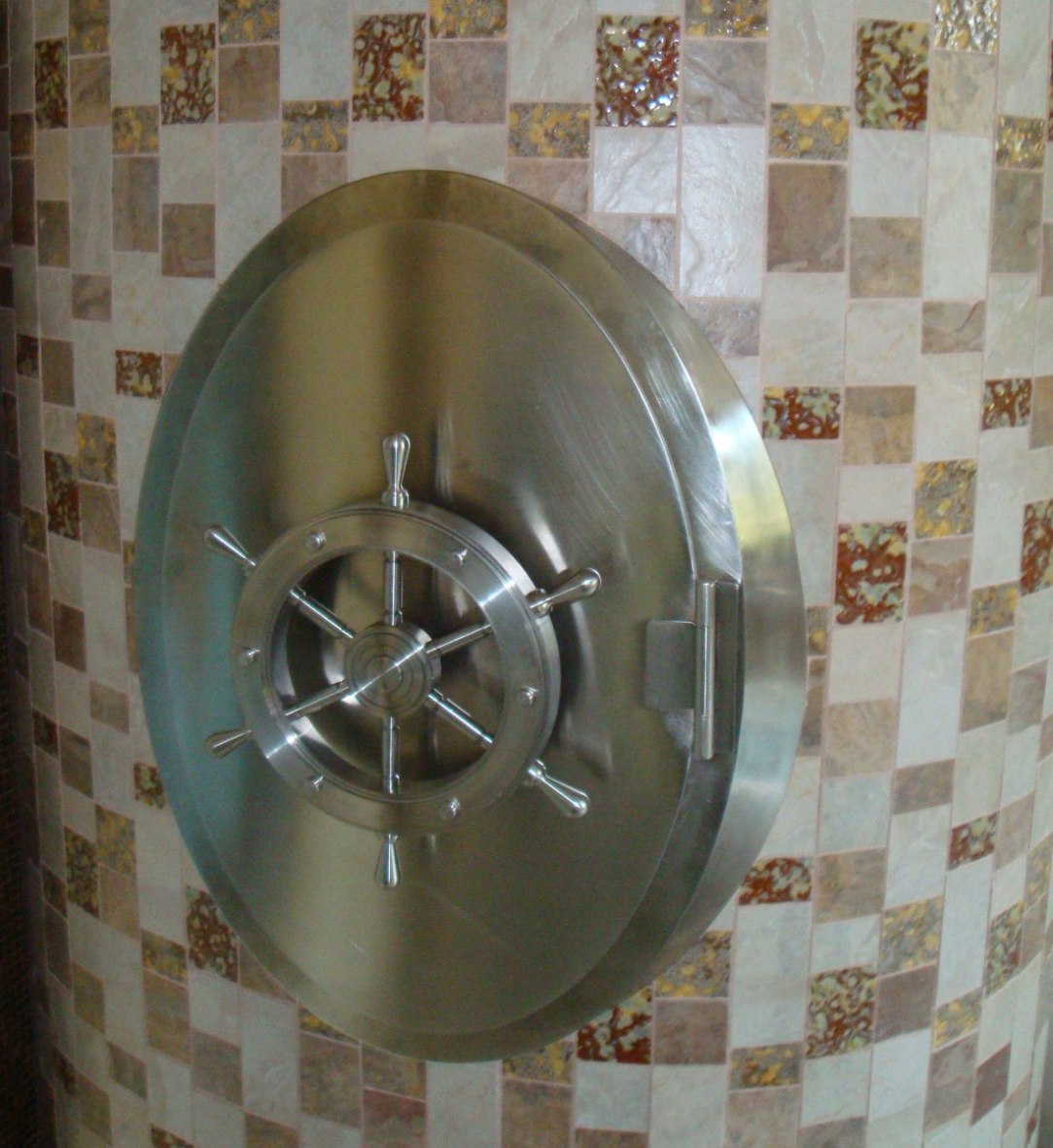 Люк с декоративным элементом в виде штурвала из нержавеющей стали