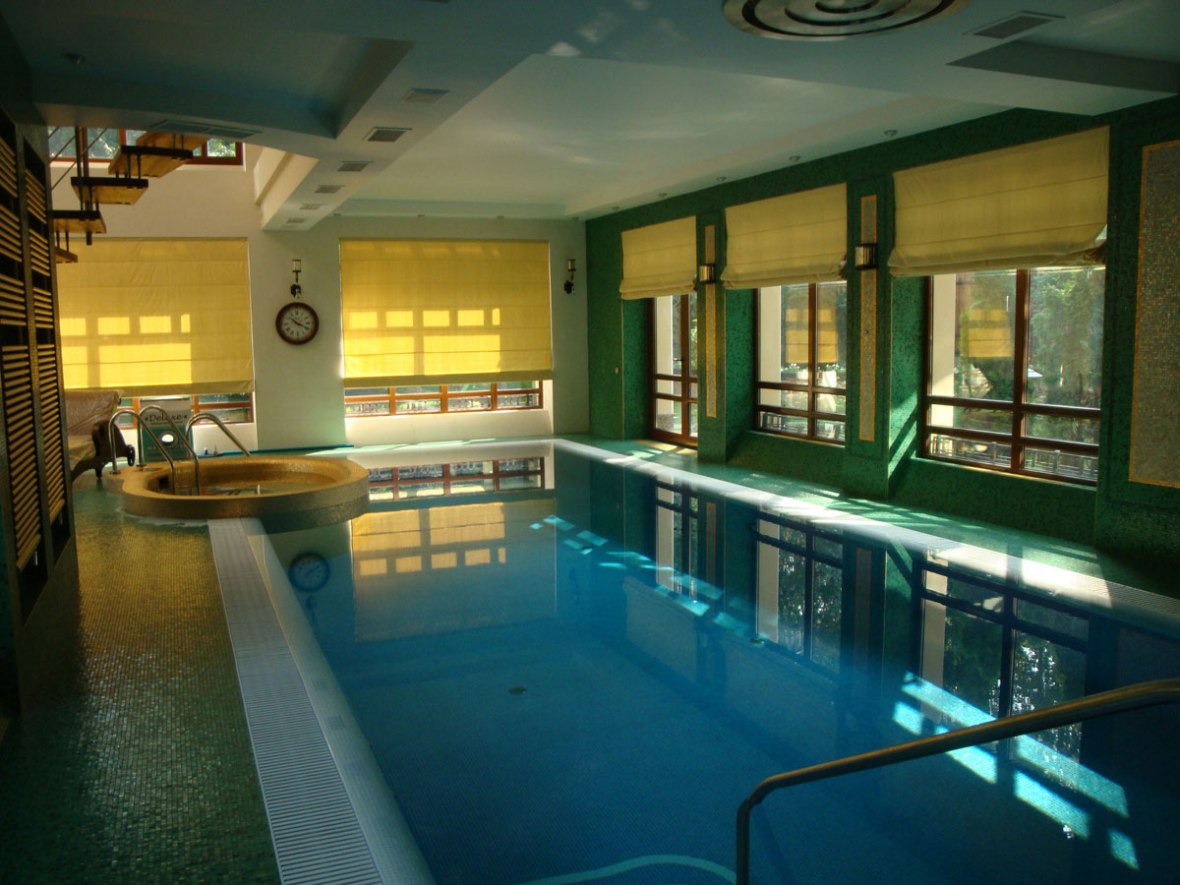 Бассейн в загородном доме. Джакузи