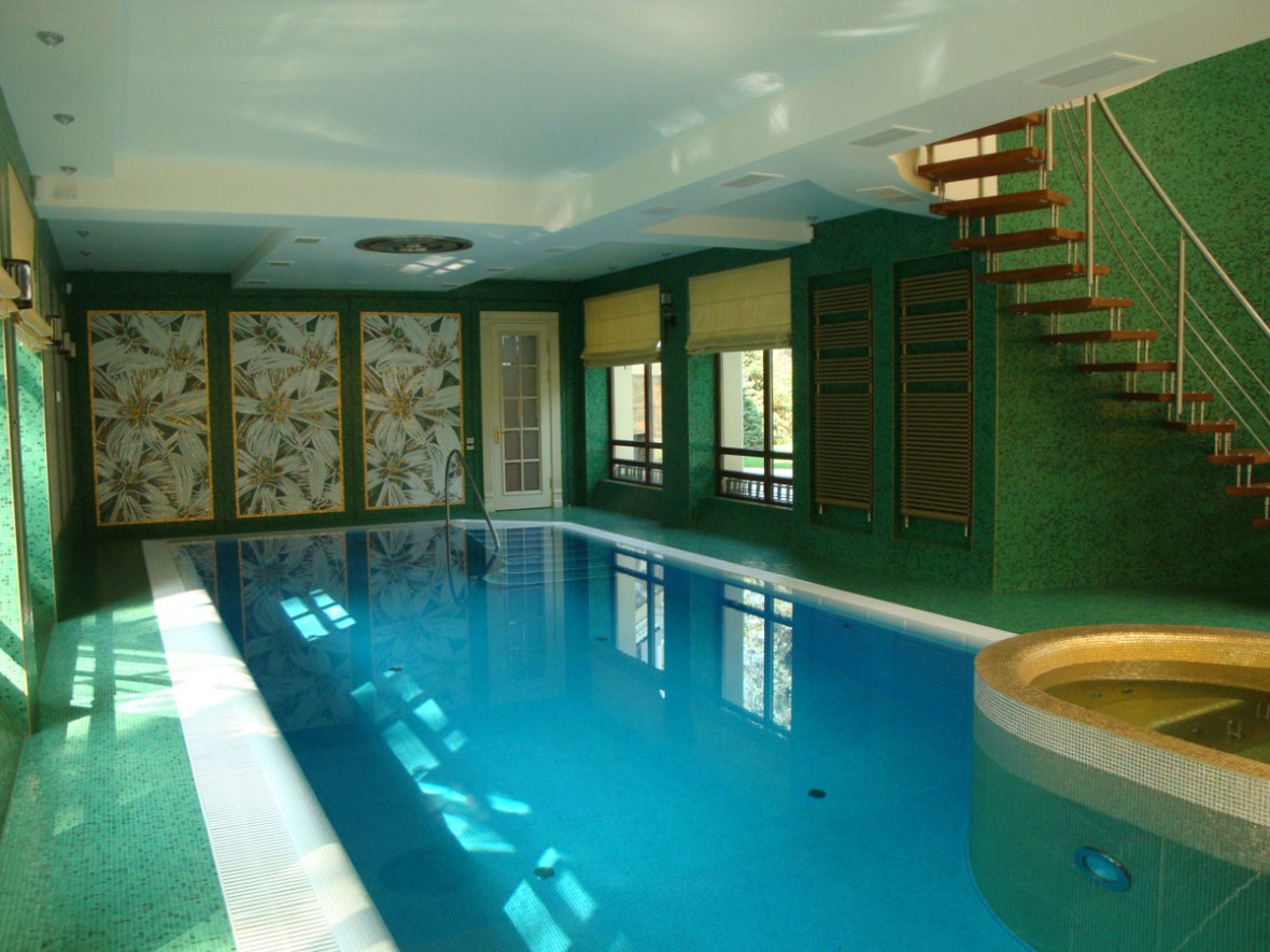 Бассейн в загородном доме. Мозаичное панно