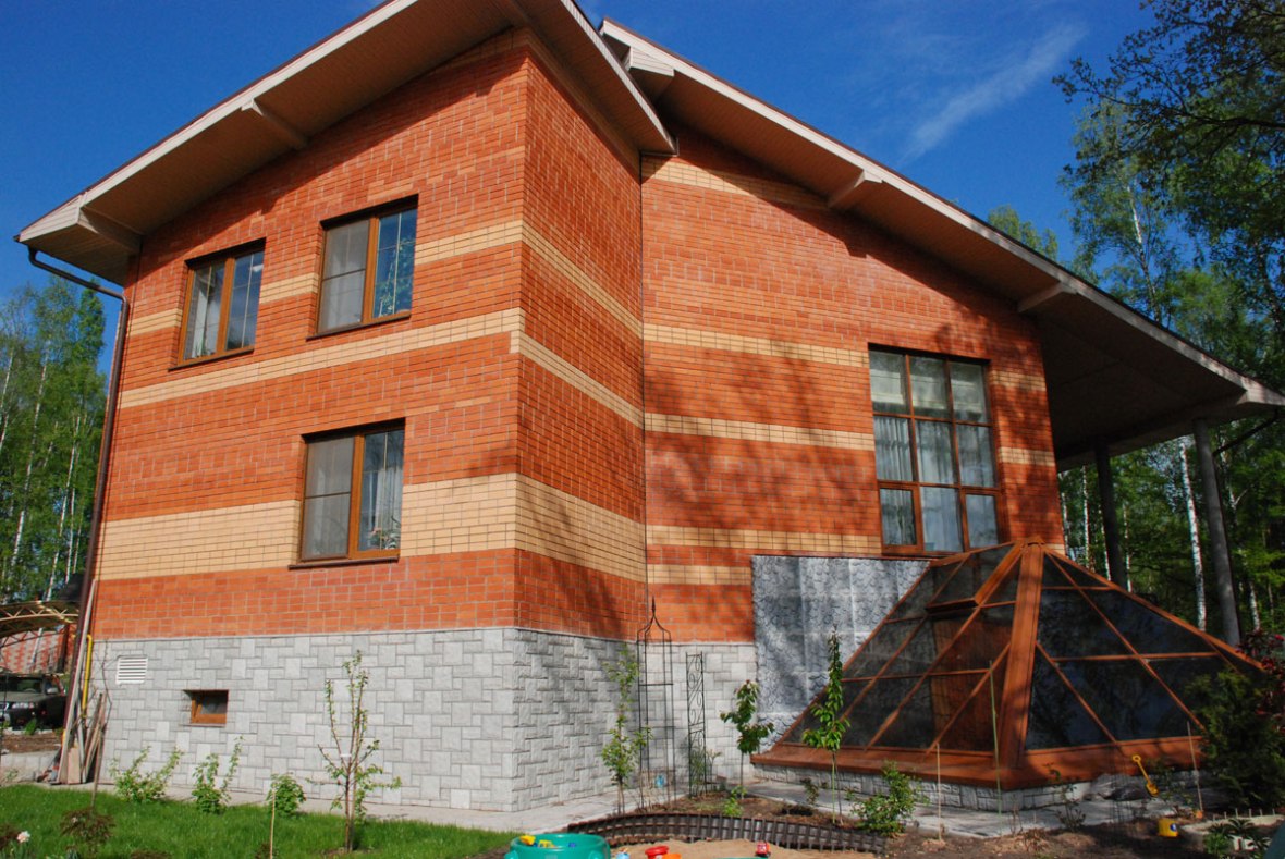 Современный дом в стиле чешский кубизм. Вид со стороны бассейна