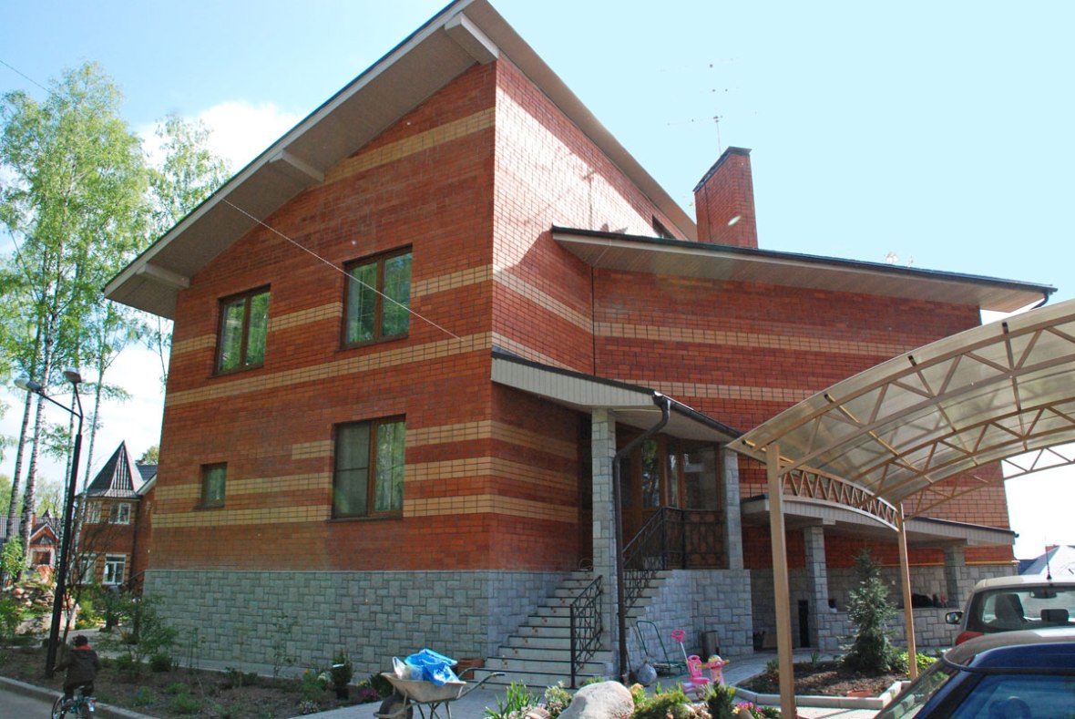 Современный дом в стиле чешский кубизм. Главный фасад