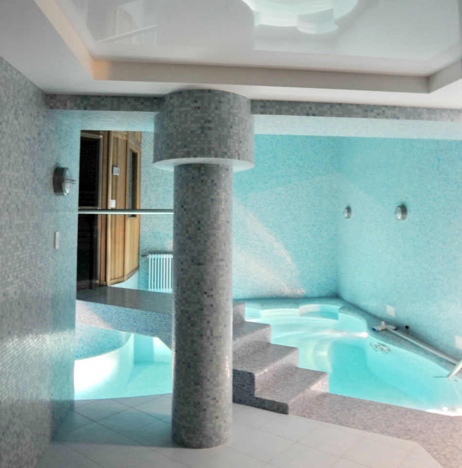 Бассейн. Мостик в сауну