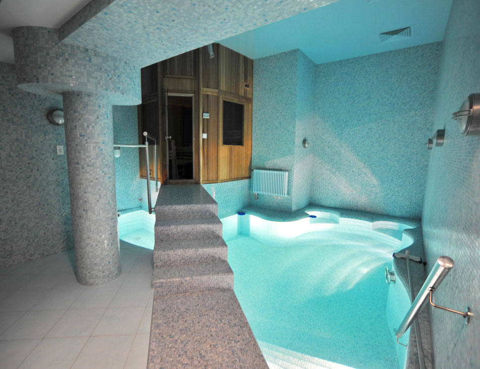 Бассейн. Мостик в сауну