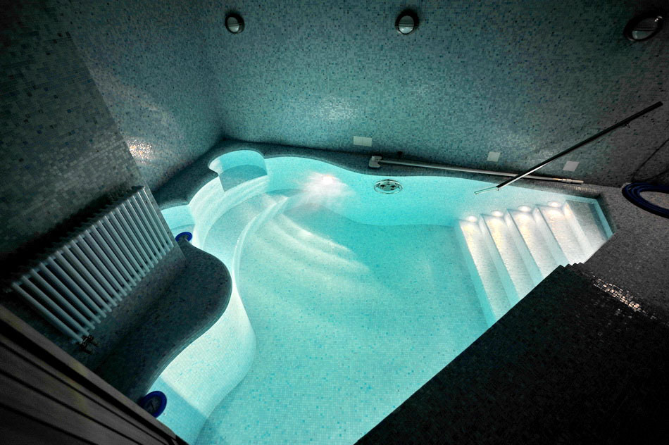 Вид на бассейн сверху