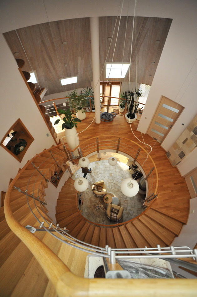 Интерьер био-дома. Винтовая лестница