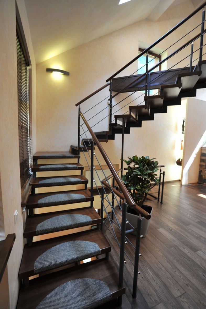 Дизайн интерьера в стиле минимализм. Вид на лестницу от входа