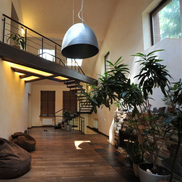 Дизайн интерьера коттеджа. Вид со стороны столовой