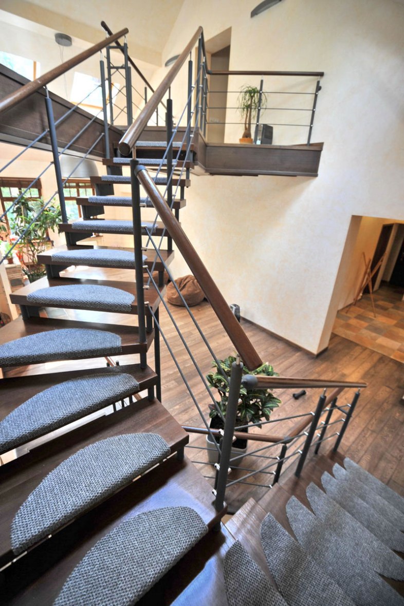 Дизайн интерьера коттеджа. Лестница на галерею