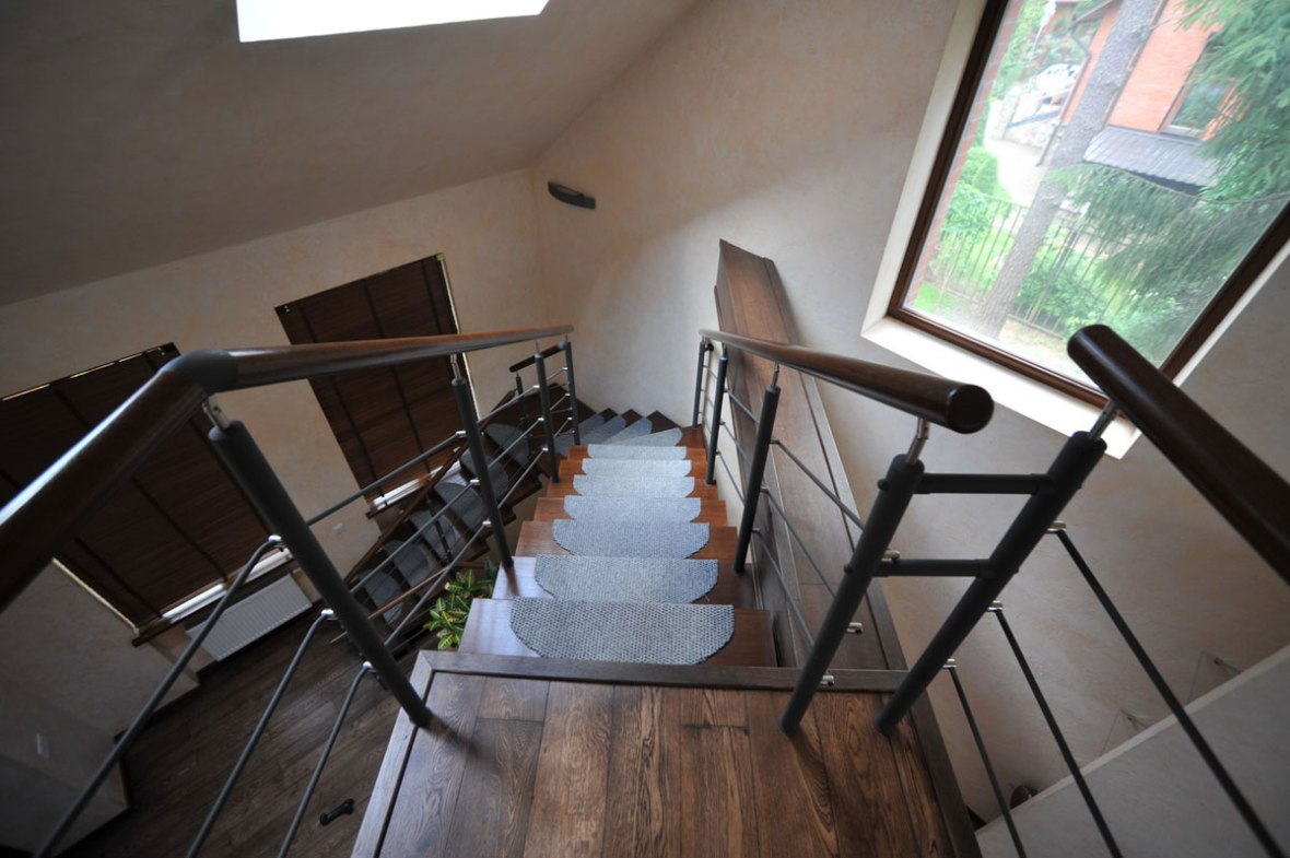 Интерьер загородного дома. Галерея. Вид на гостиную сверху