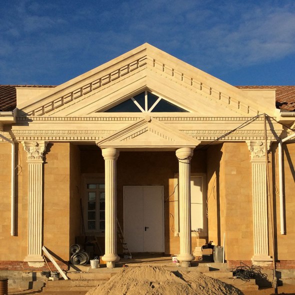 Классический особняк. Портик главного входа