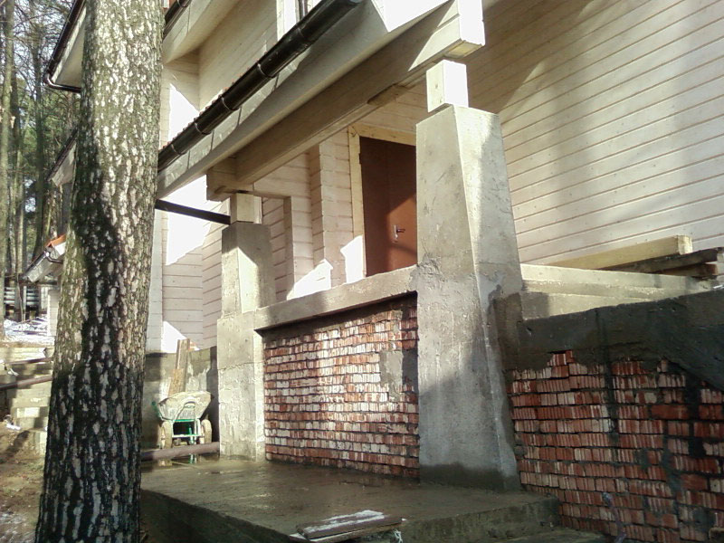 Деревянный дом на холме. Опоры