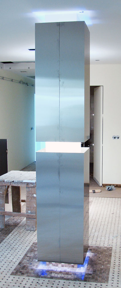 Колонна с подсветкой в стиле хай-тек